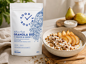 Bol crocant cu granola, pere caramelizate si crema de migdale