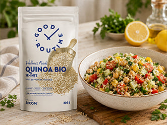 Salata cu quinoa, naut, legume crude si dressing de lamaie